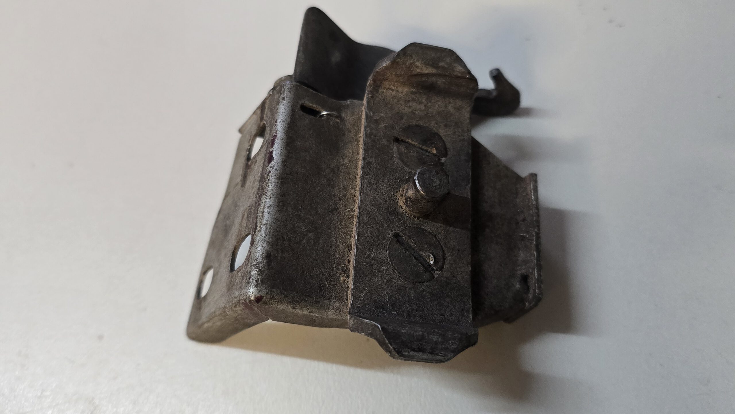 Jaguar E-Type FHC – Original Rear Door Lock Striker & Safety Catch – BD22596 - Image 4